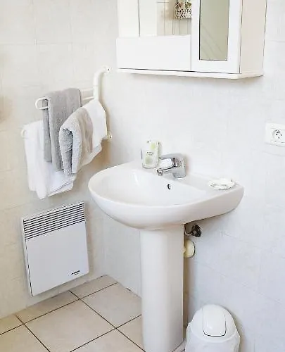 Bord De Calme Avec Balcon, Ascenseur, Climatisation, Ideal Location Quiet Near Sea, Balcony, Elevator, Ac