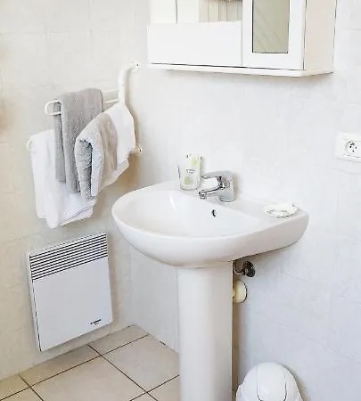 Bord De Calme Avec Balcon, Ascenseur, Climatisation, Ideal Location Quiet Near Sea, Balcony, Elevator, Ac