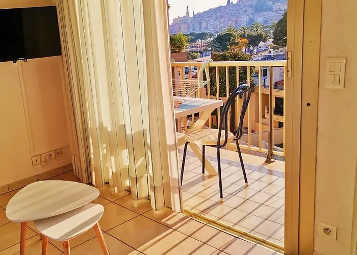 Seaside Studio: Quiet Retreat With Balcony And Ac *